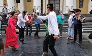 Давайте потанцуем: народный пляс в центре Казани