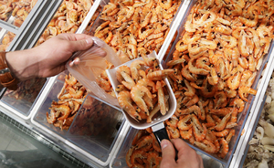 Роспотребнадзор нашел в Казани орехи из США и креветки из Канады, а таможенники — контрабандные шубы