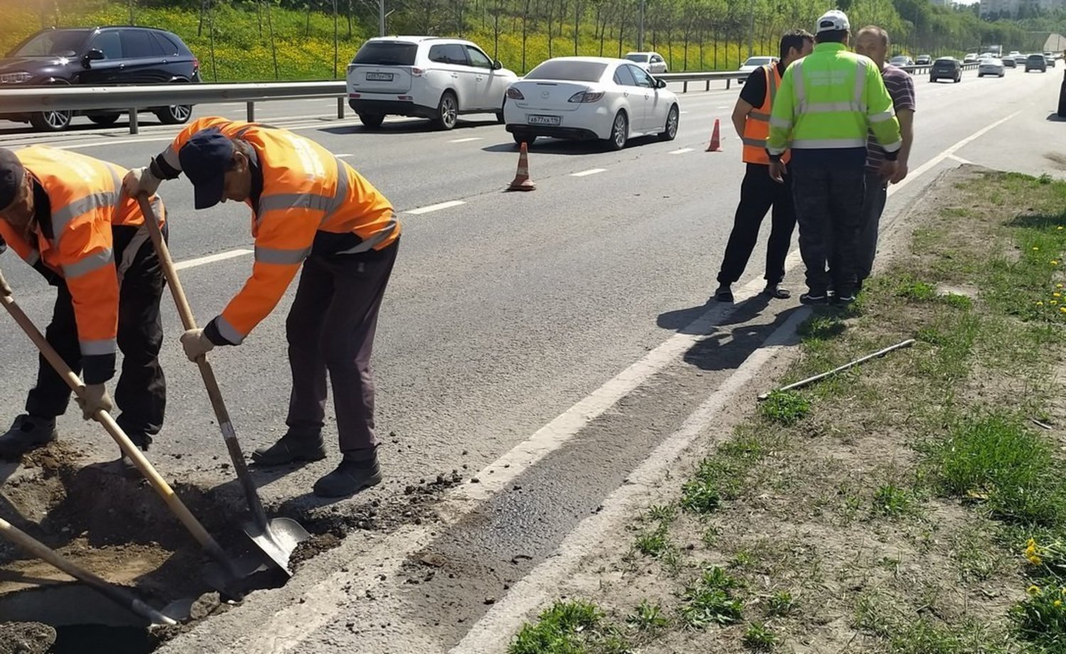 В Казани на проспекте Универсиады закатали в асфальт ливневку — Реальное  время