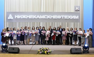 Айрат Сафин женщинам НКНХ: «Без вас не было бы нашего коллектива»