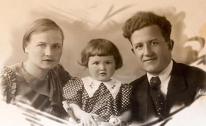 Фотомарафон «100-летие ТАССР»: Сергей Румянцев с женой Антониной и дочерью, 1940-е годы
