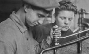 Фотомарафон «100-летие ТАССР»: рабочие за станком, 1928 год