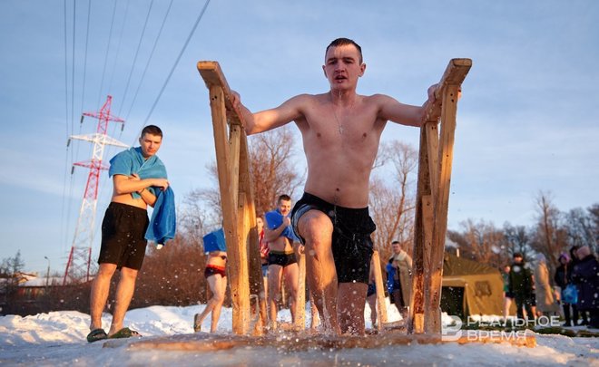 Окунуться в ледяную иордань: крещенские купания на озере Верхний Кабан