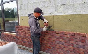 Много лиц облицовочного кирпича