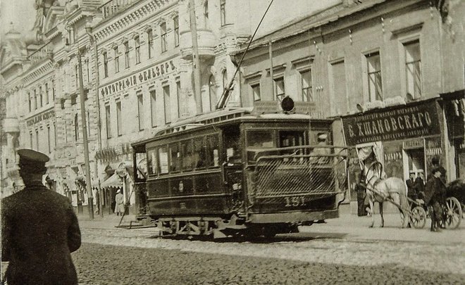 День в истории: первые трамваи в Казани, праздник пограничников и самолет на Красной площади