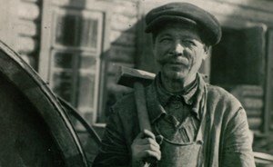 Фотомарафон «100-летие ТАССР»: Горячев, бригадир бондарного цеха завода «Красный Восток», 1932 год