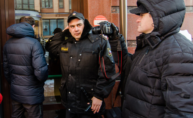 ​Осада казанского Marriott под присмотром спецназа: бойцы в «спортивке» вытолкали приставов за дверь