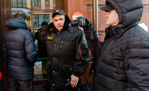 Осада казанского Marriott под присмотром спецназа: бойцы в «спортивке» вытолкали приставов за дверь