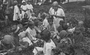 Фотомарафон «100-летие ТАССР»: воспитательницы с детьми на детплощадке, 1925 год