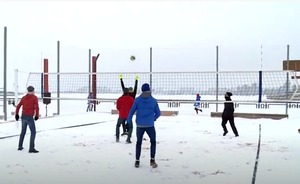 Почти пляжный волейбол: зимний турнир на набережной Казанки