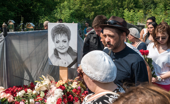 «С ней всегда было весело — где она, там праздник»: в Казани простились с Ханией Фархи