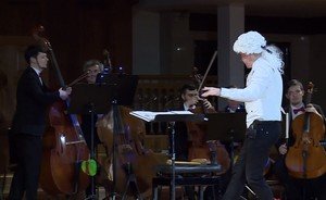«Дезактиватор психооружия», Моцарт и Сальери и бал в Вене: оркестр La Primavera отметил «День дурака» капустником