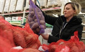 Торговые сети Казани предлагают картошку, укроп и хлеб для бедных