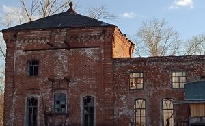 «К избушке претензий нет»: в башкирском Стерлитамаке старинную церковь разрушили ради дороги и теплиц