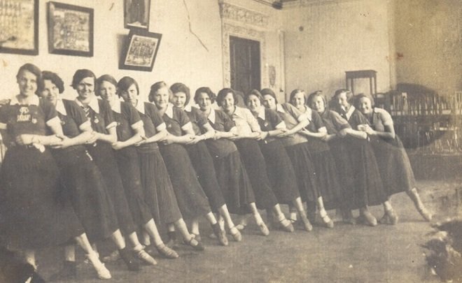 Фотомарафон «100-летие ТАССР»: студентки КИИКСа на репетиции, 1 мая 1934 года