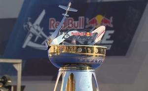 Red Bull Air Race World Series Казани: автограф-сессия прославленных пилотов