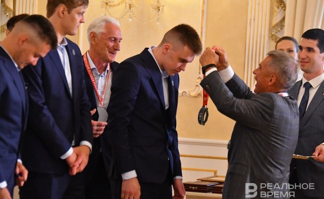 «Зрелищный, атакующий, захватывающий хоккей»: Рустам Минниханов встретился с ХК «Ак Барс»