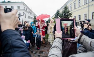 Старт зиме дан: в Казанском кремле прошел парад Дедов Морозов