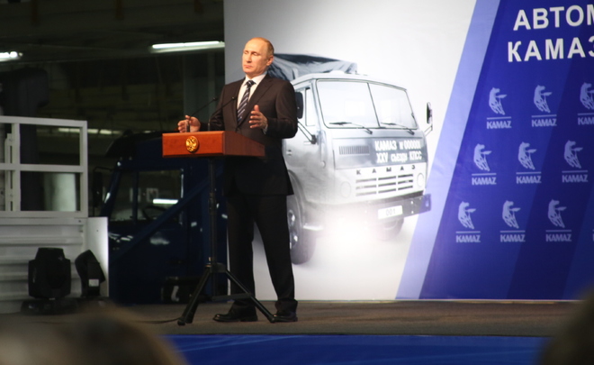 Путин в Челнах: «Мы будем поддерживать такое нужное для нас предприятие, как КАМАЗ»