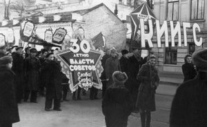 Фотомарафон «100-летие ТАССР»: студенты и сотрудники КИИГС на ноябрьской демонстрации, 1947 год