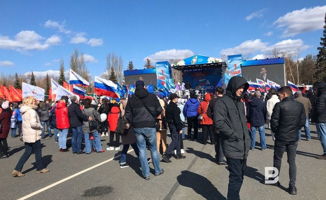 Снег и фонтаны в Татарстане, шествие на Сахалине, рабочие в Китае — как проходит Первомай