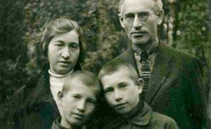 Фотомарафон «100-летие ТАССР»: Ревекка и Яков Липец с детьми в доме отдыха «Васильево», 1934 год