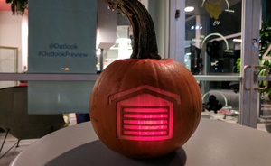 Хеллоуин в Силиконовой долине: лазер для вырезания по тыкве, мрачные декорации с датчиками и глаза в обертке