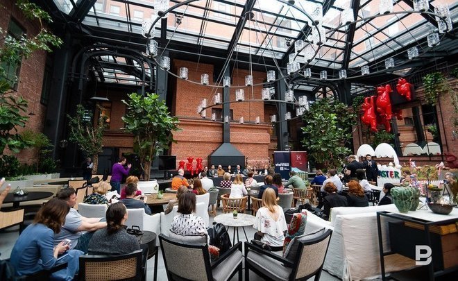 Видеоопрос: «Вы собираетесь отмечать новогодний корпоратив на работе?»