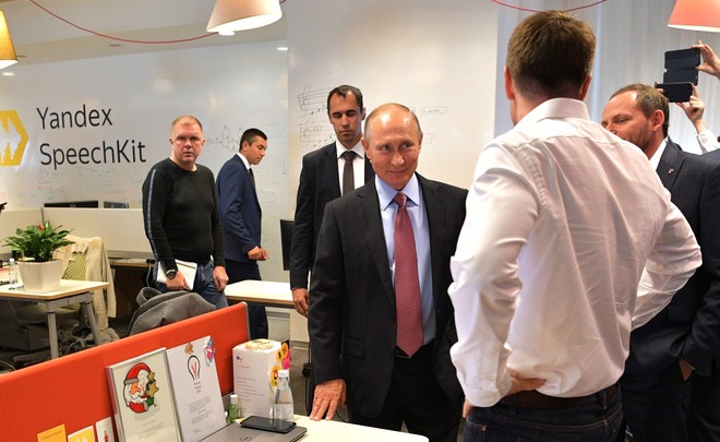 Скандалы недели: встреча Путина с «Алисой», перетряска губернаторов и обращение Минниханова