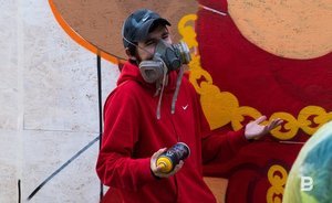 Граффити и рисунки в стиле стрит-арт: в Казани разрисовывают завод Петцольда