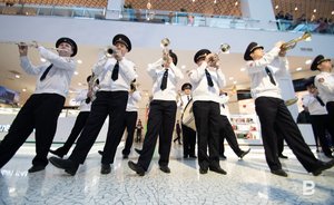 «Катюша» и «Прощание славянки»: росгвардейцы поздравили казанцев с 23 февраля