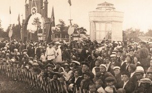 Фотомарафон «100-летие ТАССР»: жители Казани слушают радиотрансляцию праздника 15-летия республики, 1935 год