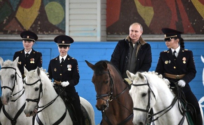 Видео недели: Путин на коне, Porsche для Минуллиной на 8 Марта и новый сезон «Игры престолов»