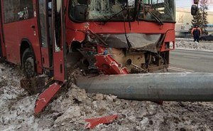 Авария «краснобуса» на Ямашева: водителя подвел лед или скорость?
