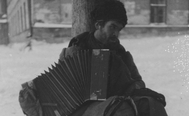 Фотомарафон «100-летие Татарстана»: слепой музыкант на улице в Казани, 1927 год