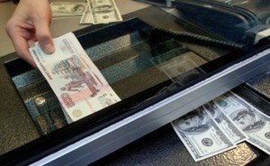 «Пора бежать за долларами и евро?»: россиян пугают новой девальвацией