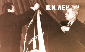 Фотомарафон «100-летие ТАССР»: коллективу УСЗМН вручается орден «Знак Почета», 1976 год