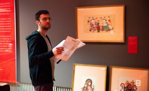 Почему в Поднебесной сжигают картины