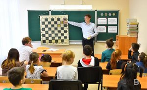 Как детей в приютах Татарстана учат в шахматы играть