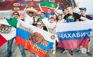 «Мы приехали, чтобы победить!» Спортивная разминка болельщиков России и Мексики перед матчем сборных