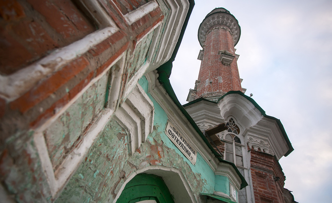 Вандальная реставрация: фасад Азимовской мечети в Казани строители вычистили до уголовного дела