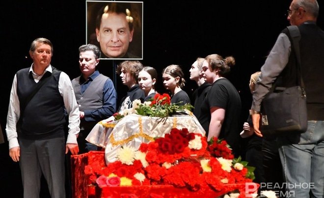 «Тысячевольтный разряд на сцене» — в Казани простились с Вадимом Кешнером