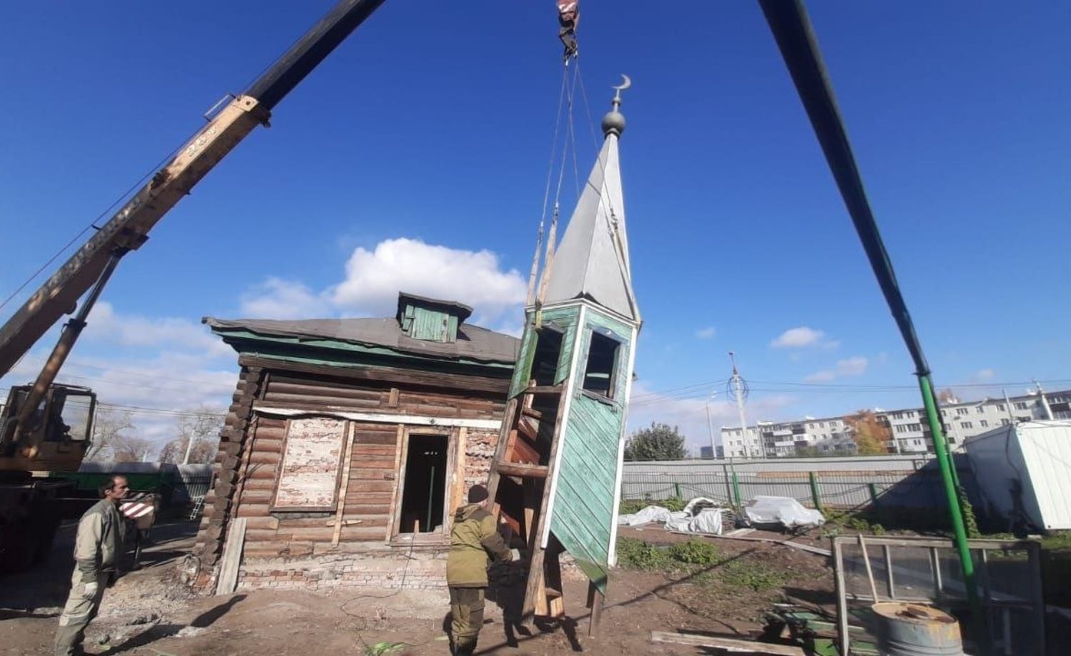 Деревянный потолок побелили а окна и двери сделать забыли