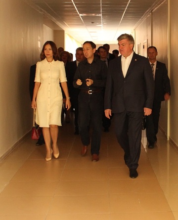 «Знания сделали нас людьми»: депутатам горсовета во главе с мэром Наилем Магдеевым показали одну из лучших школ России