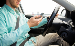 Cкучно за рулем: зависимость от соцсетей у водителей оказалась выше чувства ответственности