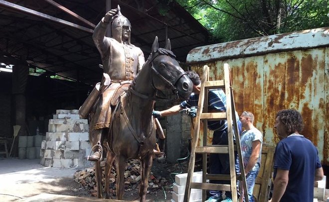 Памятник на памятнике: почему в Татарстане за два года не нашли места статуе хана Котрага