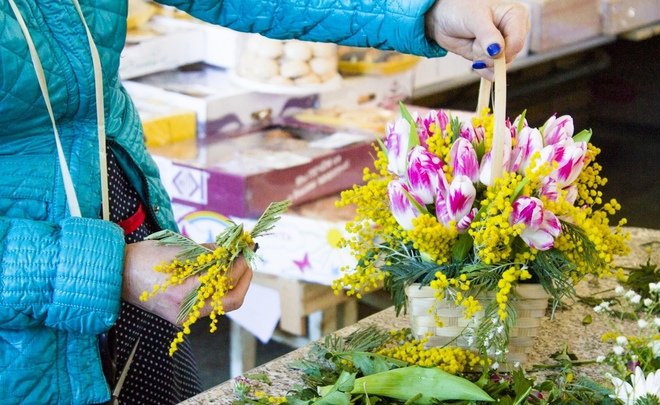Букет к 8 Марта: неурожай тюльпанов, рост НДС и бензина взвинтили цены на цветы