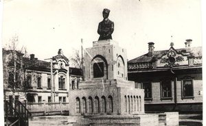 День в истории: бетонный Мулланур Вахитов, недостроенный Карл Маркс и хитроумный Моцарт