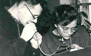 Фотомарафон «100-летие ТАССР»: студенты филфака КГУ в лаборатории экспериментальной фонетики, 1959 год