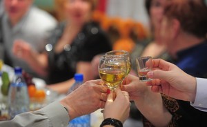 Алкогольный прогноз: что и сколько пьют в праздники в стране и Татарстане